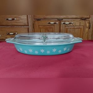 Pyrex White Snowflake on Turquoise Divided Casserole Dish W/Pyrex Lid
